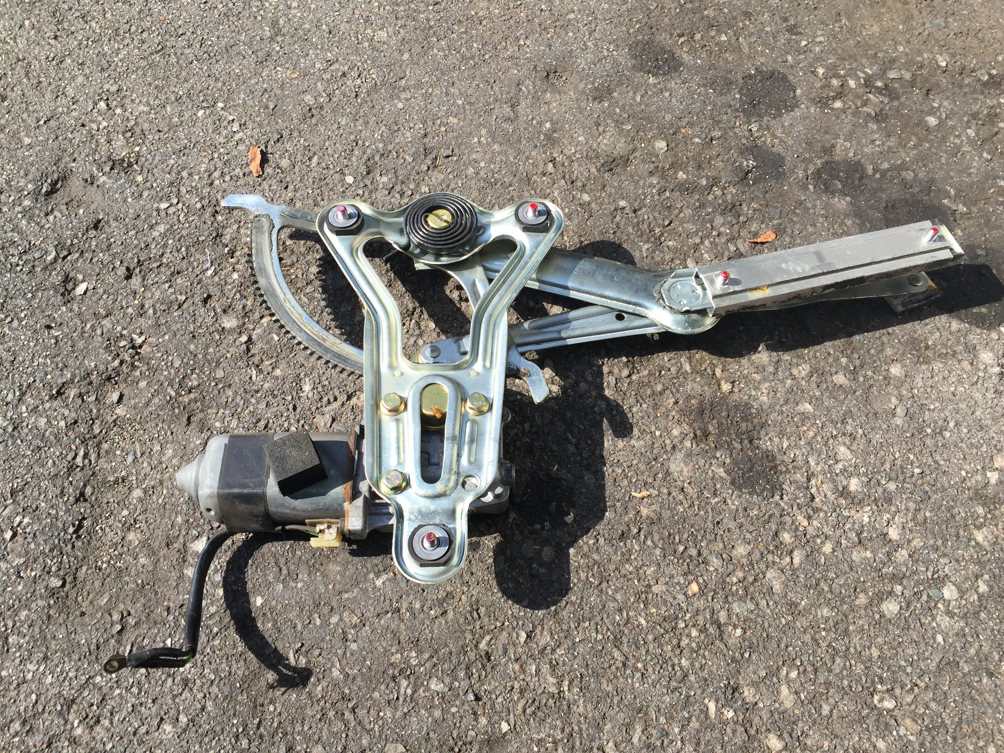 ベンツ W124 Eクラス 右フロントドアレギュレータ交換！ | Y'sGarage